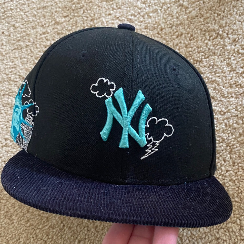 Kids NY Yankees Teal and White embroidered Baseball Cap fitted Size 6 3/4 EUC
